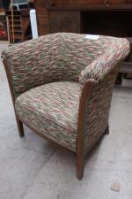 Large fauteuil vers 1930 en bois et tissu (usures)