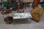 Lot comprenant : table basse années 70 plateau marbre, fauteuil...