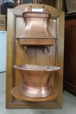Belle fontaine en cuivre montée sur panneau de chêne. 117...