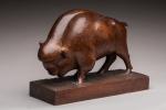 Pierre Blanc (1902-1986)
« Bison »
Sujet en bois sculpté patiné. Petits...