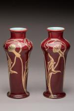 Sarreguemines
Paire de vases de forme balustre en céramique rouge à...