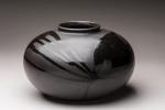 Germany
Vase de forme ronde aplatie en céramique noire à effets...
