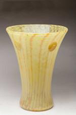 Daum Nancy.
 Vase de forme ouverte en verre marbré jaune...