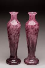 Delatte. 
Paire de vases de forme balustre en verre marbré...