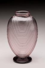 Schneider
Vase de forme ovoïde sur piédouche en verre fumé légèrement...