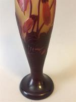 Gallé
Vase de forme bombée sur piédouche en verre gravé à...