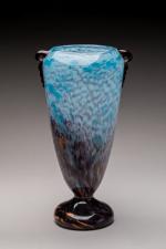 Schneider
Vase de forme conique sur piédouche à deux anses appliquées...
