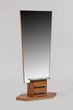 André Sornay (1902-2000)
Coiffeuse en bois clair clouté à piétement trapézoïdal...