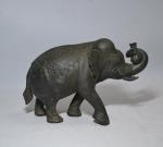 INDE
Eléphant en bronze tenant un vase dans sa trompe
H.: 11.5...