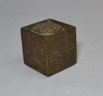 Ensemble d'ELEMENTS en bronze formant cubes imbriqués, cachets
H.: 3.7 cm