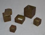 Ensemble d'ELEMENTS en bronze formant cubes imbriqués, cachets
H.: 3.7 cm