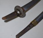 JAPON
Deux éléments de sabre, avec une garde Tsuba
L.: 40 et...