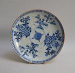 CHINE
Plat rond en porcelaine à décor bleu blanc de fleurs
XVIIIème
D.:...