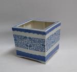 CHINE 
Cache pot en porcelaine à décor bleu blanc
H.: 18.5...