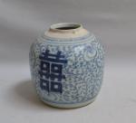 CHINE
Pot en porcelaine à décor bleu blanc
H.: 20.5 cm (manque...