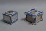 CHINE
Deux encriers en porcelaine à décor bleu blanc
H.: 6 et...