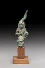 STATUETTE en bronze corrodé figurant Isis allaitant Horus. Égypte, Basse...