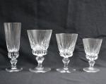 SAINT LOUIS
Service de verres en cristal taillé comprenant:
- douze flutes...