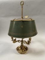 LAMPE bouillotte en bronze doré et tôle à trois lumières...