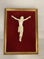 Christ en croix en ivoire sculpté. Epoque Fin du XIXème...