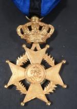 Belgique Ordre de Léopold II. Croix d'Officier. Doré, émail, ruban...
