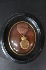 France Médaille de Sainte-Hélène. Bronze doré, ruban, encadrée sous verre.
