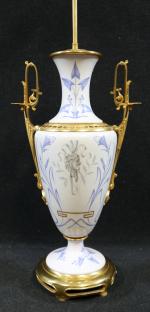 Lampe en porcelaine à décor polychrome d'une femme à l'antique...