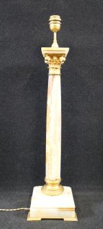 Pied de lampe en forme de colonne corinthienne en onyx...