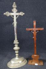 Deux crucifix de chevet XVIII's : l'un en laiton argenté...
