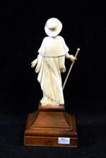 Statuette en ivoire représentant Saint Jacques debout coiffé d'un chapeau...