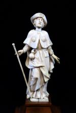 Statuette en ivoire représentant Saint Jacques debout coiffé d'un chapeau...