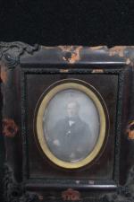 DAGUERREOTYPE : Trois daguerréotypes, l'un portrait d'homme à vue rectangulaire...