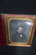 DAGUERREOTYPE : Trois daguerréotypes, l'un portrait d'homme à vue rectangulaire...