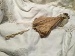 Belle ombrelle ancienne en soie couleur sable volantée, un peu...
