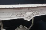 TABLE de milieu de style Louis XV en bois laqué...