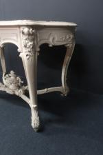 TABLE de milieu de style Louis XV en bois laqué...
