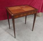 TABLE bureau de style Louis XVI en bois de placage...