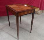 TABLE bureau de style Louis XVI en bois de placage...