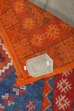 TAPIS du Maroc en laine nouée à décor de motifs...