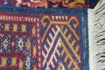 TAPIS d'Orient en laine nouée à décor de motifs géométriques...
