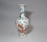 CHINE
Vase en porcelaine de forme balustre à décor polychrome de...