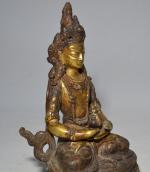 CHINE
Divinité en bronze, représentée assise
H.: 16.5 cm