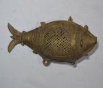 ASIE
Boite en bronze en forme de poisson
H.: 10 cm L.:...