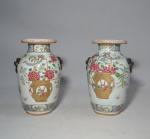 CHINE
Paire de vases en porcelaine à décor polychrome et or,...