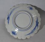 JAPON
Plat rond en porcelaine à décor Imari
D.: 31 cm (égrenures...