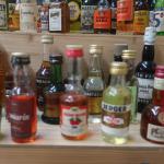 LIQUEURS & SPIRITUEUX - Collection de 73 mignonettes d'alcool de...