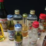 LIQUEURS & SPIRITUEUX - Collection de 73 mignonettes d'alcool de...