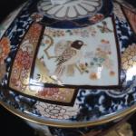 Importante coupe couverte en porcelaine du Japon à décor Imari...