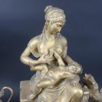 Pendule en bronze doré d'époque Empire représentant une jeune mère...