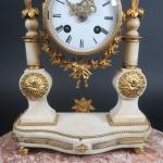 Petite pendule portique de style Louis XVI en albâtre et...